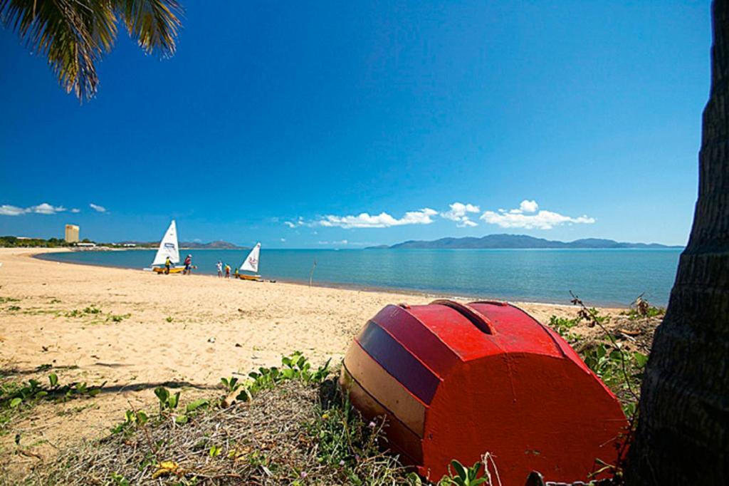 Beach House Motel Townsville Exterior photo