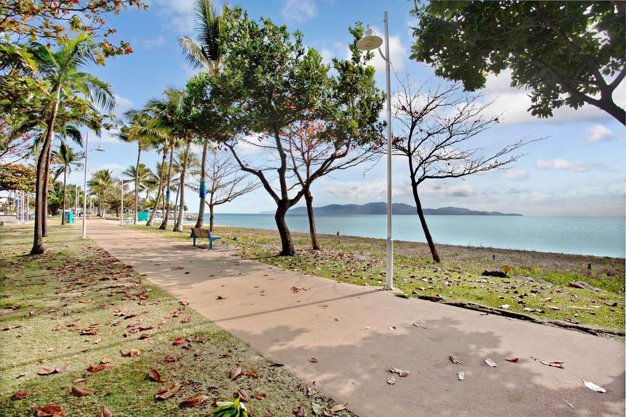 Beach House Motel Townsville Exterior photo